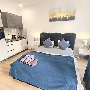  Apartment Private Parking, Secure Building - Old Town & Main Station